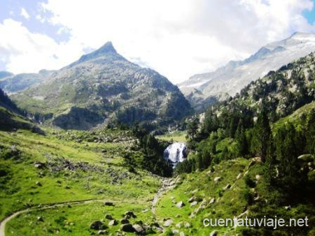 Forau de AigÃƒÆ’¼alluts y a la derecha, al fondo, el Aneto.